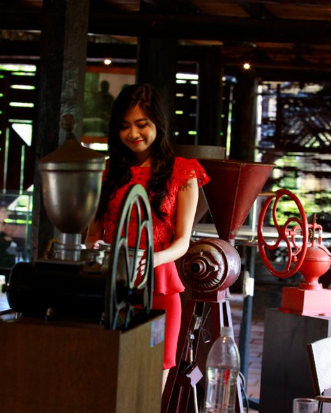 Hoa hậu biển Ninh Hoàng Ngân - thành viên trong Hội đồng tuyển chọn của Hành trình Đi tìm Đại sứ Cà phê Việt Nam tranh thủ “du hành” một chuyến tại Làng cà phê Trung Nguyên.