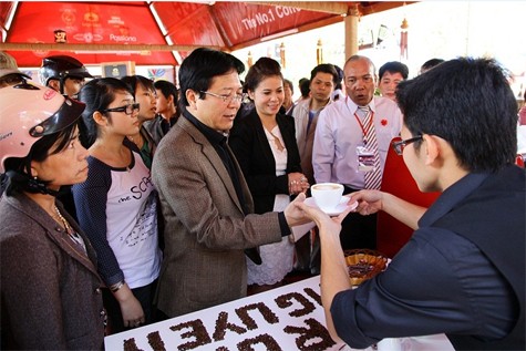 Các vị lãnh đạo tỉnh Dak Lak thử cà phê tại gian hàng của Trung Nguyên.