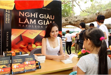 Hoa hậu thế giới người Việt Diễm Hương tặng sách "Nghĩ giàu làm giàu".