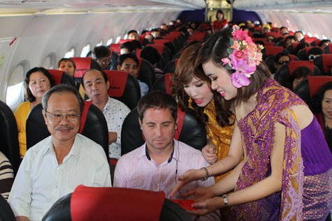 Vé 0 đồng được mở bán từ ngày 10/4 đến 20/4/2013 tại vietjetair.com, áp dụng cho hành trình bay từ ngày 15/4 đến 20/12/2013 và trên cả hai chặng từ TP.HCM & Hà Nội đến thủ đô Bangkok.