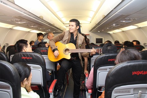 “Bữa tiệc” âm nhạc trên tàu bay ấn tượng với phần đánh đàn guitar “mộc mạc” mang phong cách acoustic.