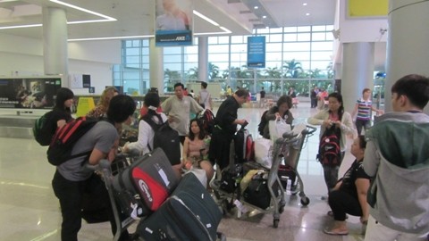 Hành khách mệt mỏi về đến TP.HCM chiều 18/6 sau khi du lịch với Travel life tại Thái Lan (Ảnh: N.D)