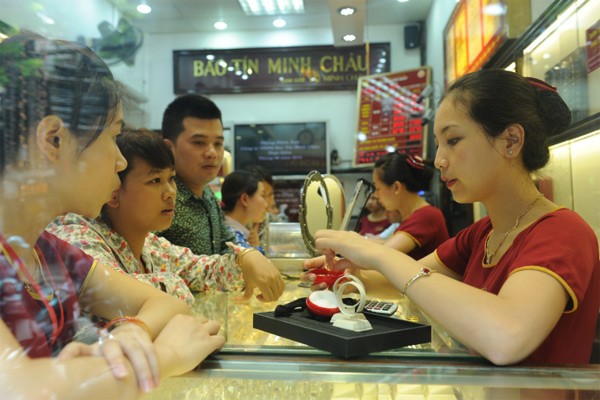 Một nhân viên cửa hàng vàng Bảo Tín Minh Châu cho biết: “Lượng khách mua vào đang áp đảo lượng khách bán ra”
