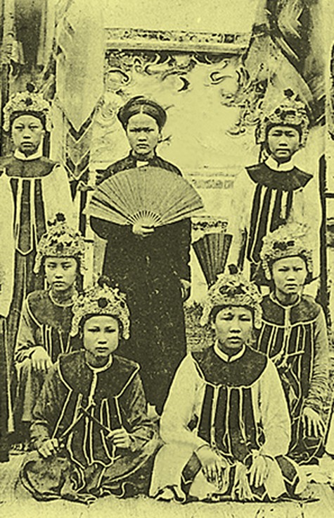 Hát ca trù hay hát ả đào là một bộ môn nghệ thuật truyền thống ở phía Bắc Việt Nam kết hợp hát cùng một số nhạc cụ dân tộc. Ca trù thịnh hành từ thế kỷ 15, từng là một loại ca trong cung đình và được giới quý tộc và học giả yêu thích (Ảnh: Internet).