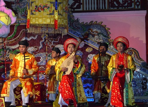 Nhã nhạc mang bản sắc văn hoá đậm nét, mang âm điệu đặc trưng, thể hiện phong cách, tâm hồn, bản sắc Việt Nam nói chung và Huế nói riêng. Nhã nhạc là một trong những đại diện của văn hoá cung đình Huế. Về mặt âm nhạc học, Nhã nhạc có mối liên hệ gần gũi với âm nhạc dân gian Huế, như việc cùng áp dụng một số loại hơi nhạc đặc trưng như hơi Khách, hơi Dựng. Trong âm nhạc truyền thống Việt Nam, hơi nhạc được cấu thành bởi yếu tố thang âm và các hình thức trang điểm chữ nhạc phù hợp với ngữ điệu giọng nói của từng địa phương. Vì vậy, hơi nhạc phản ánh rất rõ nét bản sắc văn hóa âm nhạc riêng của vùng Huế (Ảnh: Internet).