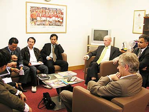 Bầu Đức cùng lãnh đạo CLB HA Gia Lai và Arsenal đang thảo luận và bàn chuyện hợp tác (Ảnh: Internnet).