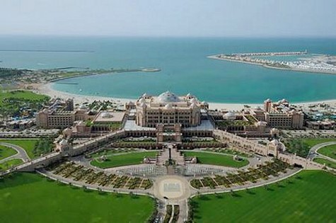 Khách sạn 8 sao Emirates Palace xây dựng năm 2005 tại thủ đô Abu Dhabi của Các tiểu vương quốc Ả Rập (UAE) được dát tới 40 tấn vàng. (Ảnh: TL)