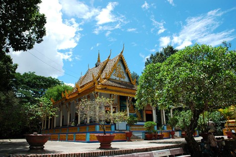 Tương truyền, chùa Dơi được xây dựng vào thế kỷ XVI (năm 1569) với tên khai sinh theo ngôn ngữ Khmer là Sêrây Têchô Mahatúp (nên còn được gọi theo tiếng Việt là chùa Mã Tộc). Chùa Dơi là ngôi chùa theo dòng Phật giáo Nam tông Khmer tọa lạc trên đường Lê Hồng Phong, Thành phố Sóc Trăng (Ảnh: Internet).