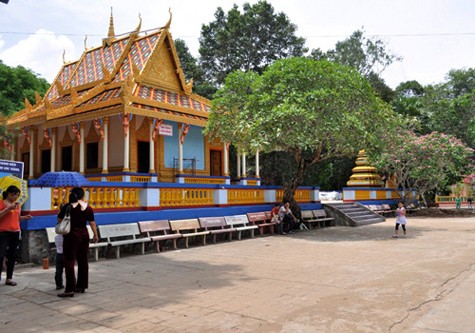 Du khách đến viếng chùa đông nhất thường là vào dịp Thanh minh (tháng 3 Âm Lich), mùa hè và các dịp lễ Tết, mùng một và ngày rằm hàng tháng. Chùa Dơi là nơi được người dân Khmer sùng bái, tới thờ cúng. Đêm 15/8/2007, ngôi chánh điện của chùa Dơi đã phát hỏa do nến đổ. Vụ hỏa hoạn đã thiêu rụi toàn bộ nội thất, hàng chục pho tượng Phật và mái trên của chính điện. Ngay sau đó, được sự đầu tư của Nhà nước, các cấp chính quyền, chánh điện chùa Dơi đã được phục dựng lại nguyên bản cũ (Ảnh: Internet).