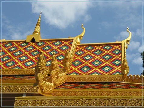 Mỗi công trình nghệ thuật tại chùa Dơi đều là một chỉnh thể mỹ thuật độc đáo bởi đôi tay điêu luyện của các nghệ nhân Khmer đã kiến tạo nên một quần thể kiến trúc đẹp bậc nhất với mái hai lớp ngói màu. Bốn đầu mái được chạm trổ tinh xảo biểu tượng rắn Naga cong vút, trên đỉnh chùa có một tháp nhọn. Hàng cột đỡ bao quanh chùa đều có biểu tượng tiên nữ Kemnar với đôi tay chắp trước ngực như đang cất lời chào đón, chúc phúc du khách tham quan … (Ảnh: Internet).