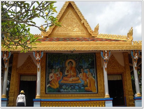 Bên ngoài chính điện được trang trí bằng các hoa văn, phù điêu mang đặc trưng của kiến trúc Khmer Nam Bộ. Bên trong, là câu chuyện về sự tích Đức Phật Thích Ca qua 28 bức tranh được vẽ trên tường. Những bức tranh miêu tả cuộc đời Đức Phật, từ lúc ra đời tới khi được khai minh rồi nhập Niết bàn. Các bức tranh được sắp xếp lại theo một trật tự logic hơn để người xem dễ hiểu (Ảnh: Internet).
