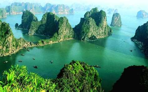 Vùng di sản trên vịnh Hạ Long được thế giới công nhận (vùng lõi) có diện tích 434km², như một hình tam giác với ba đỉnh là đảo Đầu Gỗ (phía Tây), hồ Ba Hầm(phía Nam) và đảo Cống Tây (phía Đông), bao gồm 775 đảo với nhiều hang động, bãi tắm. Vùng kế bên (vùng đệm), là di tích danh thắng quốc gia đã được bộ Văn hóa Thông tin Việt Nam xếp hạng từ năm 1962. Địa hình Hạ Long là đảo, núi xen kẽ giữa các trũng biển, là vùng đất mặn có sú vẹt mọc và những đảo đá vôi vách đứng tạo nên những vẻ đẹp tương phản, kết hợp hài hòa, sinh động các yếu tố: đá, nước và bầu trời (Ảnh: Internet).