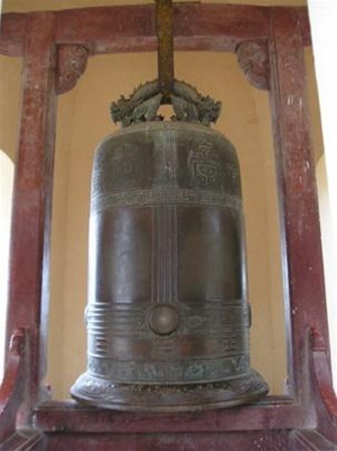 Dưới thời chúa Quốc -Nguyễn Phúc Chu (1691-1725) theo đà phát triển và hưng thịnh của Phật giáo xứ Đàng Trong, chùa được xây dựng lại quy mô hơn. Năm 1710, chúa Quốc cho đúc một chiếc chuông lớn, nặng tới trên hai tấn, gọi là Đại Hồng Chung, có khắc một bài minh trên đó (Ảnh: Internet) .