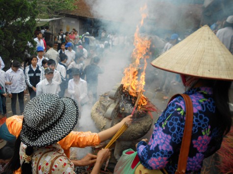 Ban tổ chức lễ hội chùa Long Đọi Sơn đã cho lắp hệ thống loa đài và dán thông báo khuyến cáo du khách hạn chế thắp hương, đốt vàng mã trong khuôn viên chùa...