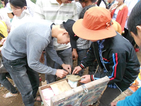 ..."cắt chỉ ăn tiền" xuất hiện tràn lan tại lễ hội chùa Long Đọi Sơn năm nay.
