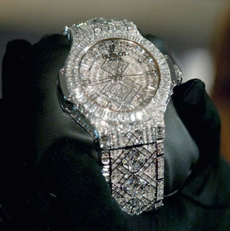 Được làm bằng vàng trắng, nạm tới 1.282 viên kim cương, trong đó có 6 viên nặng hơn 3 carat và 17 nhân viên phải mất tới 14 tháng làm việc ròng rã bằng thủ công để hoàn thành. Chiếc đồng hồ của hãng Hublot là chiếc đồng hồ đeo tay đắt nhất thế giới với giá trị lên tới 5 triệu USD được trưng bày trong một sự kiện diễn ra tại Basel, Thụy Sỹ.