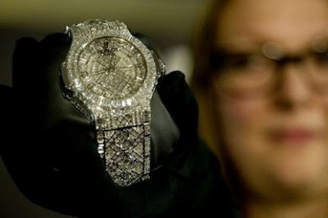 Chiếc đồng hồ này được bảo vệ hết sức nghiêm ngặt. Trong cuộc trưng bày tại Baselworld, chỉ có một số ít người được tận mắt chứng kiến chiếc đồng hồ "siêu đắt" này.