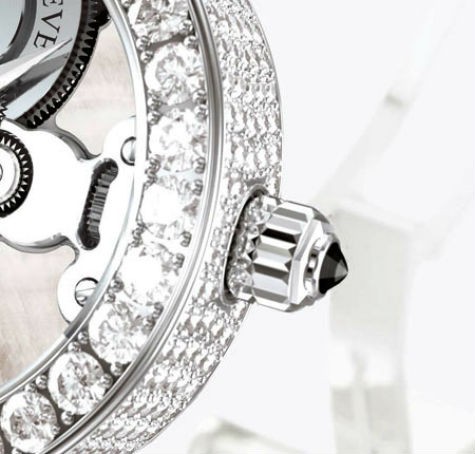 Núm lên giây của chiếc Tondo Tourbillon Gioiello được gắn một viên kim cương đen 0,1 carat. Khóa dây đeo bằng vàng trắng cũng được gắn 140 viên kim cương nhỏ nặng 0,84 carat. Tổng số kim cương của đồng hồ nặng hơn 125 carat.