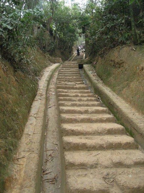 Từ chân núi, phải trải qua 239 bậc lát đá ong thì mới đến đỉnh núi và cổng chùa (Ảnh: Internet).