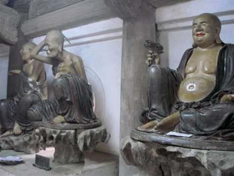 Tổng cộng trong chùa có khoảng 72 pho tượng gỗ theo kiểu tượng tròn được đánh giá vào loại bậc nhất về nghệ thuật tạc tượng cổ nước ta. Các tượng được tạc bằng gỗ mít sơn son thếp vàng (Ảnh: Internet).