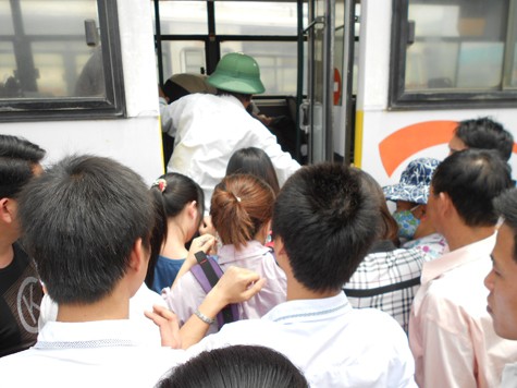 Cảnh chen lấn, xô đẩy nhau tại các điểm dừng đỗ xe buýt là hình ảnh thường thấy nhất khi sử dụng phương tiện vận tải công cộng này.