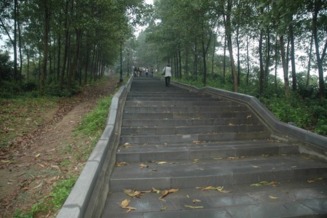 Từ dưới chân núi là 373 bậc thang bằng đá xẻ đá phiến nhẵn bóng dãn khách thập phương lên chùa Long Đọi Sơn. (Ảnh: Đoàn Đức Thành)