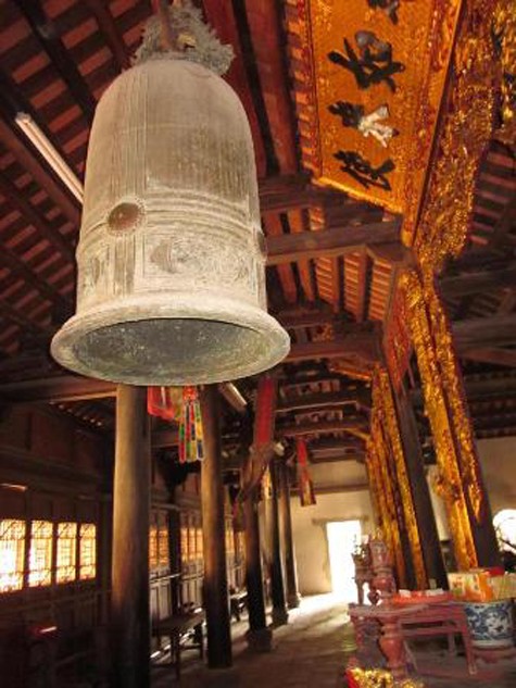 Chiếc chuông cổ được treo trong chùa Long Đọi Sơn (Ảnh: Internet)
