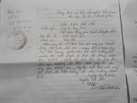 Văn bản báo cáo về việc mượn sổ điểm của ông Tạ Thế Trung do cô Trần Minh Dịu viết gửi lên mà ông Tạ Duy Hiển cung cấp (Ảnh: Phạm Hải)