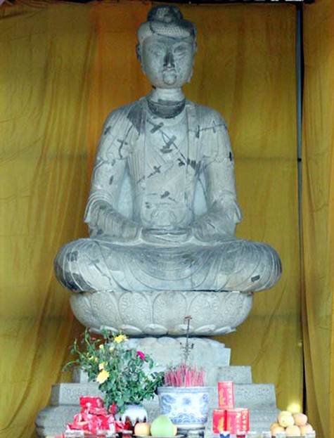 Để ghi nhận sự xuất hiện kỳ diệu của bức tượng này, xóm Hỏa Kê (gà lửa) cạnh chùa đổi tên thành thôn Phật Tích (dấu tích của Phật).. Năm 1071, vua Lý Thánh Tông đi du ngoạn khắp vùng Phật Tích và viết chữ "Phật" dài tới 5 m, sai khắc vào đá đặt trên sườn núi. Bà Nguyên phi Ỷ Lan có đóng góp quan trọng trong buổi đầu xây dựng chùa Phật Tích (Ảnh: Internet) .