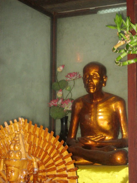 Bên trái chùa chính là nhà tổ đệ nhất thờ Chuyết chuyết Lý Thiên Tộ. Ông mất tại đây năm 1644 thọ 55 tuổi; hiện nay chùa còn giữ được pho tượng của Chuyết công đã kết hỏa lúc đang ngồi thiền (Ảnh: Internet) .