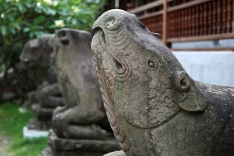 Nhiều tác phẩm điêu khắc thời nhà Lý còn được giữ tại chùa cho đến nay. Ngay ở bậc thềm thứ hai, có 10 tượng thú bằng đá cao 10m, gồm sư tử, voi, tê giác, trâu, ngựa, mỗi loại hai con, nằm trên bệ hoa sen tạc liền bằng những khối đá lớn (Ảnh: Internet) .