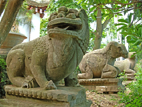 Hai bên đường lên là hàng thú đá gồm ngựa, trâu, tê giác, voi, sư tử quỳ trước cửa chùa. Những linh vật này được tạo trong thế chầu phục với ẩn ý sâu xa quy phục Phật pháp (Ảnh: Internet) .