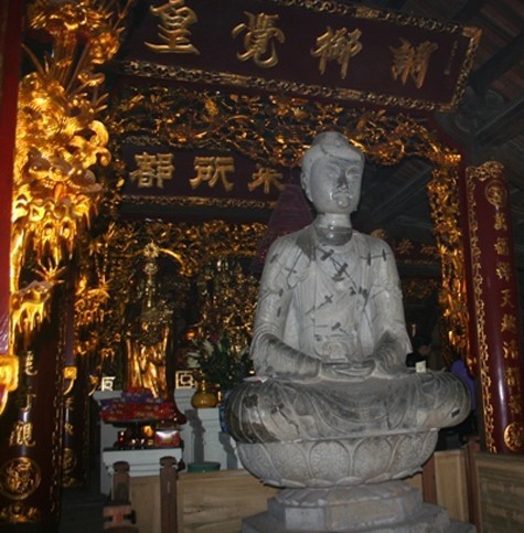 Quan trọng nhất là pho tượng Phật A-di-đà bằng đá xanh ngồi thiền định trên tòa sen, cao 1,85 m. Trên bệ và trong những cánh sen, có những hình rồng và hoa lá, một nét đặc trưng của mỹ thuật thời Lý (Ảnh: Internet) .