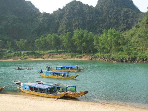Bến đò Xuân Sơn trên dòng sông Son nước quanh năm xanh biếc luôn sẵn sàng đưa du khách tham quan động Phong Nha (Ảnh: Phạm Hải).