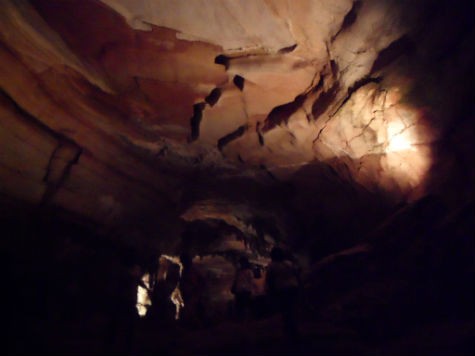 Trong hang động khô ráo và mát lạnh, vòm hang có nơi cao đến gần 50m (Ảnh: Phạm Hải).