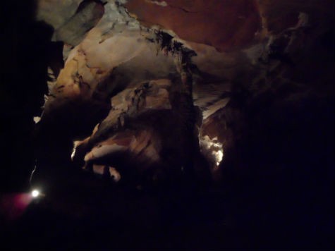 Trong hang động khô ráo và mát lạnh, vòm hang có nơi cao đến gần 50m (Ảnh: Phạm Hải).