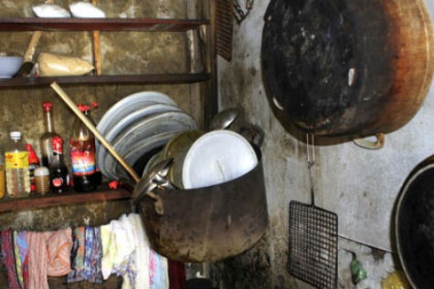 Tường bếp cũng được tận dụng triệt để làm nơi treo nồi và bát đĩa