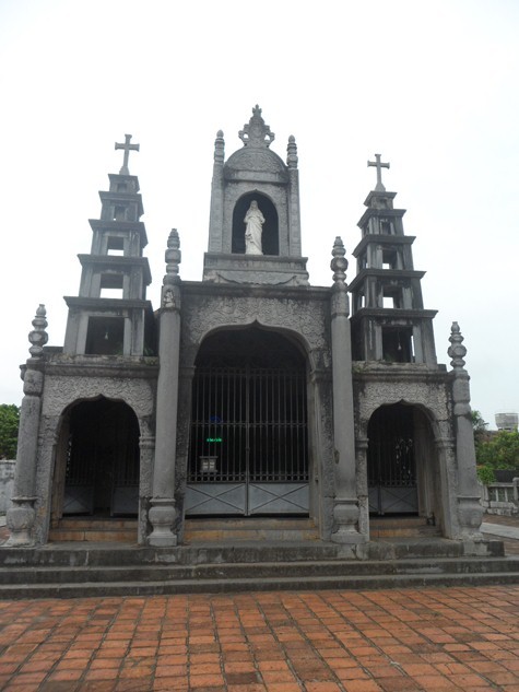 Nhà thờ đá Phát Diệm được đánh giá là một trong những nhà thờ đẹp nhất Việt Nam. Đây là một công trình lớn, là nhà thờ chính tòa của giáo phận Phát Diệm rộng lớn ở phía bắc Việt Nam. Nhà thờ được xây dựng toàn bằng đá và gỗ (Ảnh: Phạm Hải).