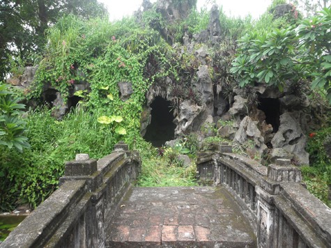 Các hang đá nhân tạo ở phía bắc khu nhà thờ Phát Diệm có 3 hang đá cách nhau khoảng 100m được tạo bằng những khối đá lớn nhỏ khác nhau giữ nguyên dáng vẻ tự nhiên. Trong đó, hang Lộ Ðức là đẹp nhất. Trên các hang đá đều có các tượng lớn (Ảnh: Phạm Hải).