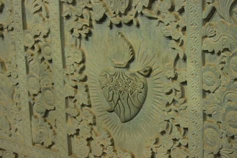 Những hoa văn, họa tiết được chạm, khắc trong nhà thờ đá Phát Diệm rất đẹp mắt và tinh xảo (Ảnh: Internet).