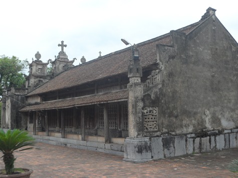 Nét rêu phong, cổ kính của các công trình kiến trúc trong khuôn viên nhà thờ đá Phát Diệm là điểm ấn tượng nhất đối với những ai đã từng đặt chân đến đây (Ảnh: Phạm Hải).