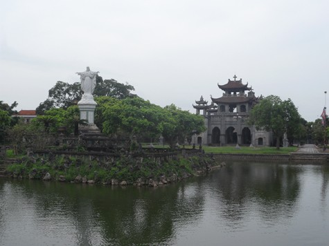Phía trước nhà thờ là Ao hồ, đây là một hồ nước hình chữ nhật, rộng khoảng 4 ha, được kè đá xung quanh nằm trực diện với con đường từ thị trấn Phát Diệm dẫn vào nhà thờ. Giữa hồ là một hòn đảo trên đó có bức tượng Chúa (Ảnh: Phạm Hải).