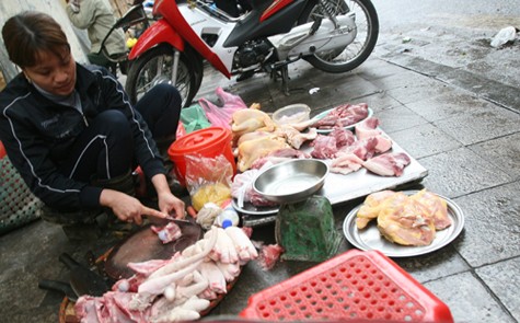 Những chợ thịt lợn tự phát thường không đảm bảo an toàn vệ sinh thực phẩm. (Ảnh: Internet)