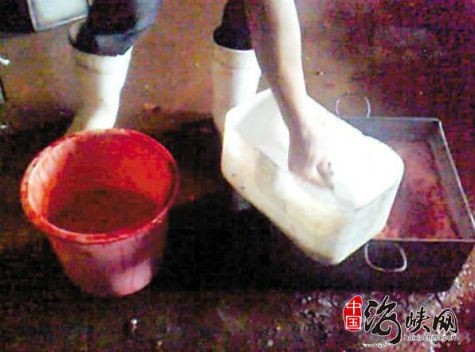 Công ty thực phẩm Daoxiangcun ở Bắc Kinh đang bị điều tra do một số cửa hàng của công ty này bị cáo buộc mua huyết vịt đông làm giả và bán với giá gấp 5 lần giá trị thực. Theo cáo buộc này, công ty đã hợp tác với nhà sản xuất để đưa ra thị trường loại huyết vịt đông giả được sản xuất từ huyết lợn giá rẻ, formandehyde và bột màu công nghiệp.