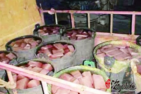 Giáo sư Li Xingmin đến từ Đại học Nông Nghiệp Trung Quốc thì cho rằng, huyết vịt giả có thể được làm từ huyết lợn kém chất lượng trộn với formandehyde và bột màu công nghiệp. Những chất này có thể gây hại cho gan và thận.