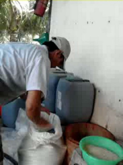 Công nhân dùng thuốc tẩy (ClO2) để tẩy trắng thạch dừa thô - Ảnh: Hữu Khoa