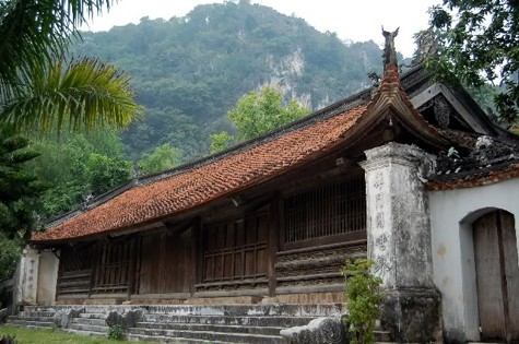 Phần chính của chùa Thầy gồm ba tòa song song với nhau gọi là chùa Hạ, chùa Trung và chùa Thượng. Giữa chùa Hạ và chùa Trung có ống muống nối với nhau, tạo thành thế hạ công thượng nhất (Ảnh: Internet) .