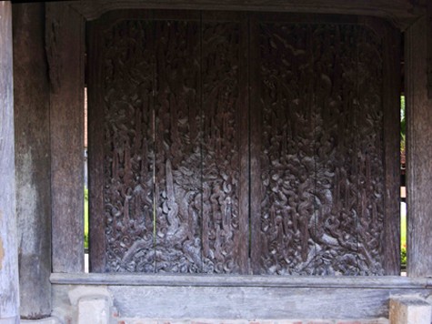 Bộ cánh cửa gian trung quan ở Tam quan nội làm từ thế kỷ XVII với những đường nét trạm trổ rồng chầu tinh xảo (Ảnh: Internet).