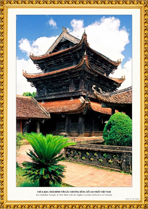 Gác chuông chùa Keo là một công trình nghệ thuật bằng gỗ độc đáo, tiêu biểu cho kiến trúc cổ Việt Nam thời hậu Lê. Được dựng trên một nền gạch xây vuông vắn, gác chuông cao 11,04 m gồm 3 tầng mái, kết cấu bằng những con sơn chồng lên nhau (Ảnh: Internet).