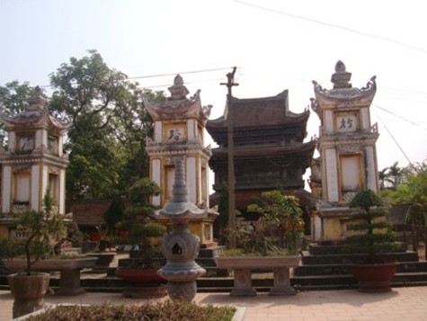 Những tòa bảo tháp phía sau gác chuông tại chùa Keo trải qua bao đời cùng những biến thiên dâu bể vẫn giữ được vẻ uy nghi, vững trãi muôn đời (Ảnh: Internet).